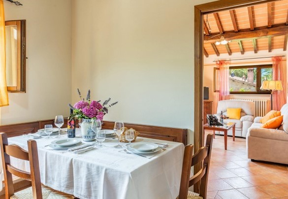 The kitchen with the dining area communicating with the sitting room – Vinciluna 4