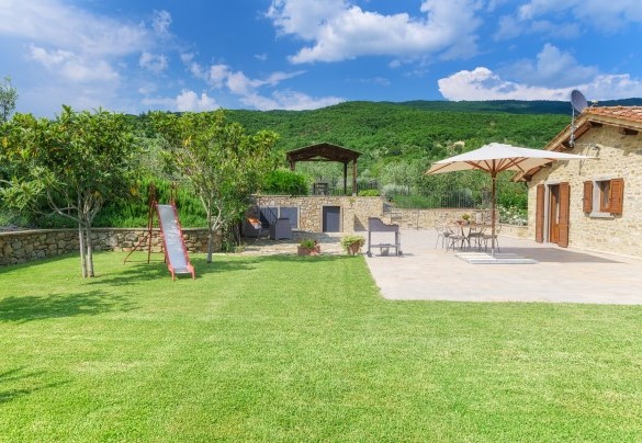 At the back of the garden, in front of the main French window, is a large furnished patio with sitting and dining area - Vinciluna 