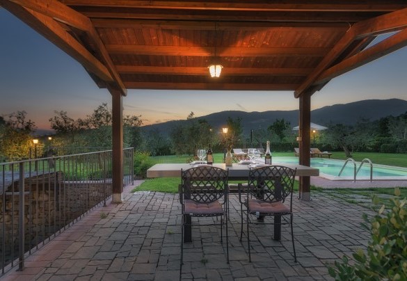 The gazebo illuminated at sunset - Vinciluna