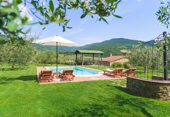 The pool is situated on terracing at the back of the house - Vinciluna