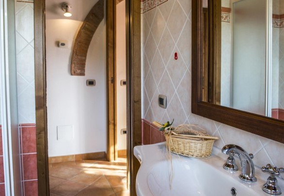 Bathroom n.1 with shower, adjacent at the double bedroom n.1 and the twin bedroom n. 2 – Vinciluna 4