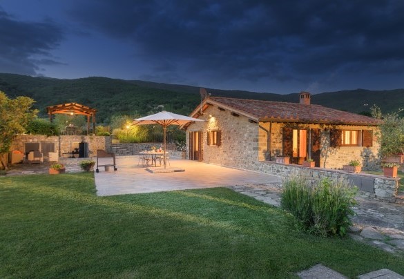 The park surrounding the house and the pool, overlooking the green landscape - Vinciluna  