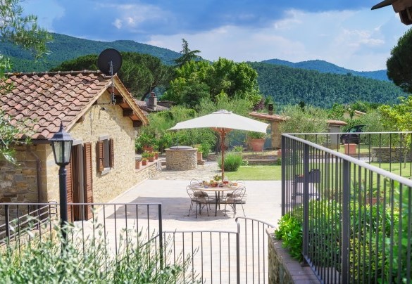 A little jewel of a house, is situated in the magnificent scenery of the hilly countryside of Cortona - Vinciluna