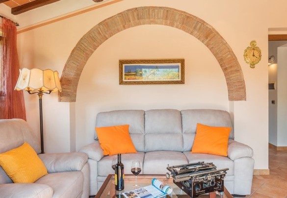The brightly-lit and confortable living area – Vinciluna 4