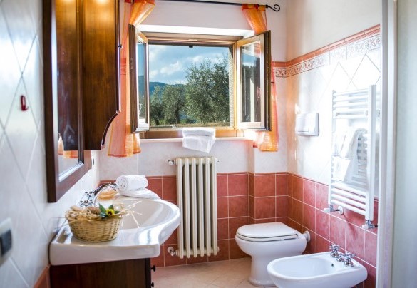 Bathroom n.1 with shower, adjacent at the double bedroom n.1 and the twin bedroom n. 2 – Vinciluna 4