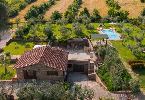 The house surrounded by the well-kept garden - Vinciluna