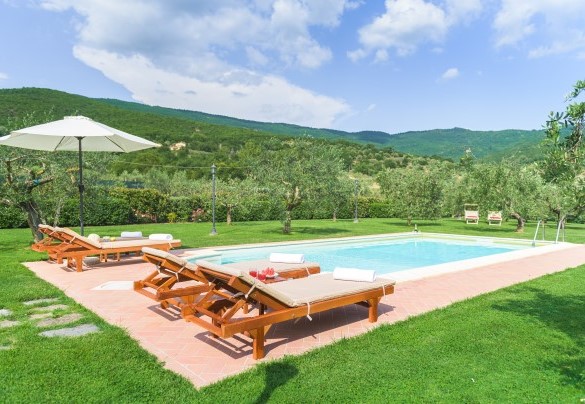 The captivating solarium surrounds the pool - Vinciluna