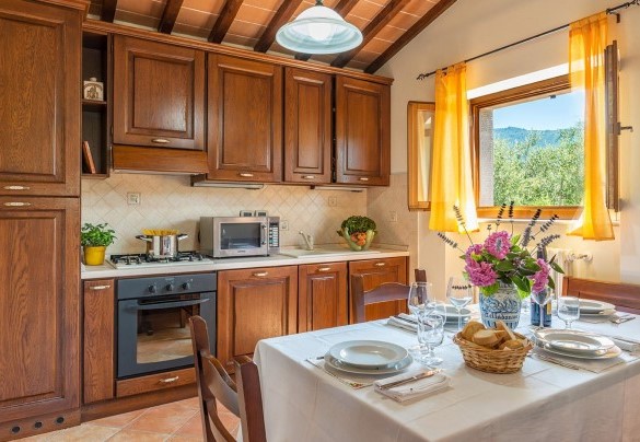 The rustic and funcional kitchen with dining table – Vinciluna 4
