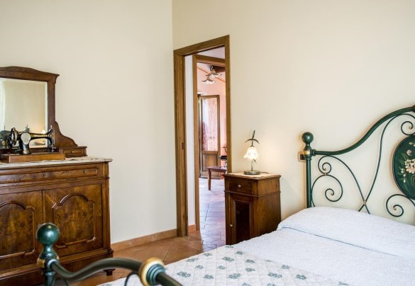 Double bedroom n.1 with adjacent bathroom with shower – Vinciluna 4