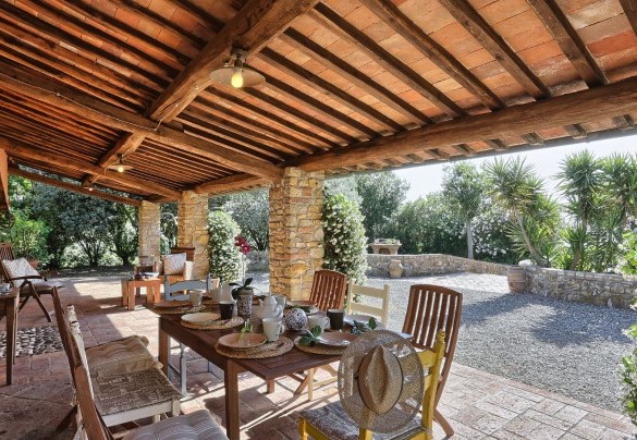 Il grazioso porticato con il tavolo preparato per mangiare all'aperto - Casale Tre Cipressi 8