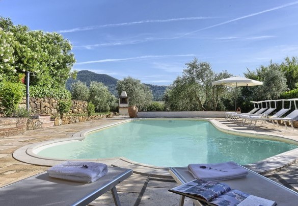 La piscina ha una superficie di 50 metri quadrati e una profondità variabile da 0,80 a 1,90 m – Virginia 