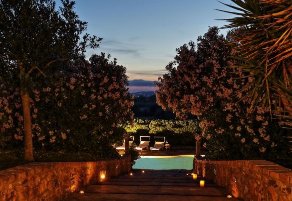 La scala illuminata che conduce dalla villa alla piscina – Virginia 