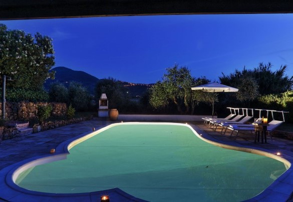 La piscina è rivestita in Pvc bianco, ha depurazione a cloro e ingresso con scala romana – Virginia 