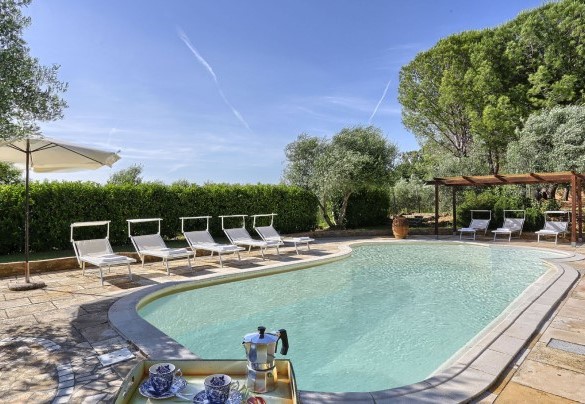 La piscina e il solarium circondati dalle piante tipiche della macchia mediterranea – Virginia 