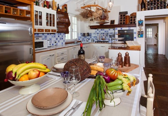 La cucina attrezzata accanto alla zona salotto – Virginia 