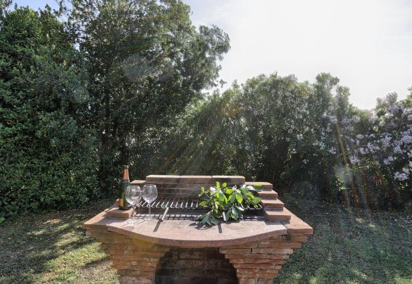Il barbecue in muratura nel giardino di fronte al portico – Virginia 