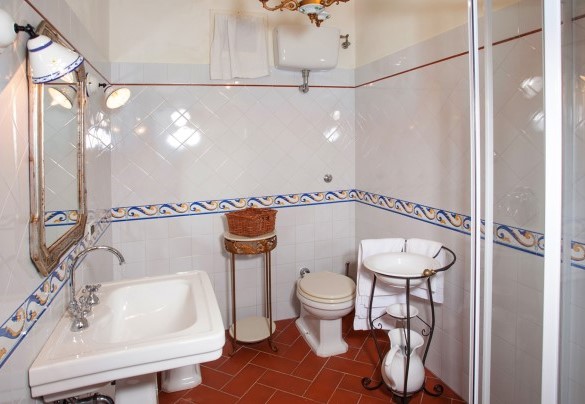 Bagno con doccia n.3 al piano seminterrato – Virginia 