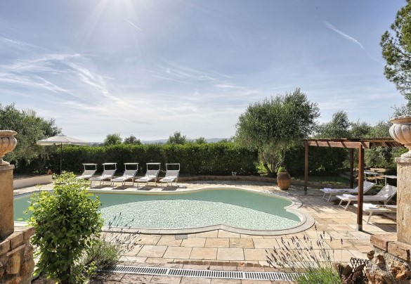 La scala che conduce dalla villa alla piscina – Virginia 