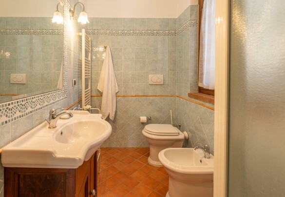 Bagno con doccia n.6 nell’ANNESSO - Vista del Lago