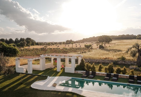 The property is nestled in the Apulian countryside - White Stone House