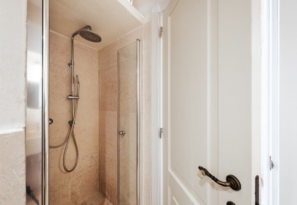 The ensuite bathroom no 1 - White Stone House