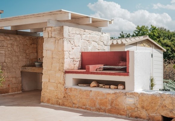 The barbecue a few meters from the outdoor veranda - White Stone House