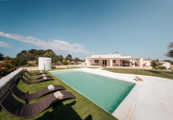 The pool a few meters from the entrance - White Stone House