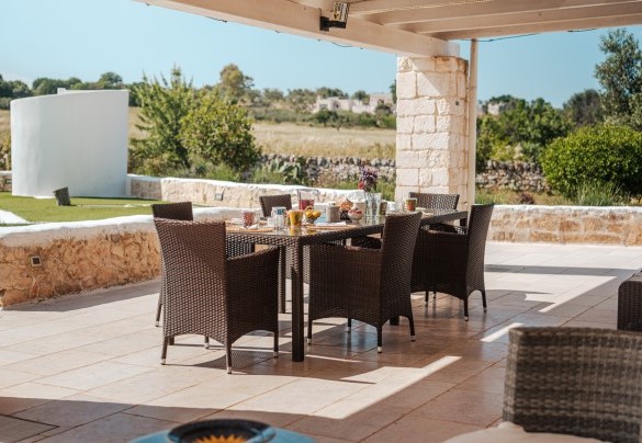 The dining area on the veranda - White Stone House