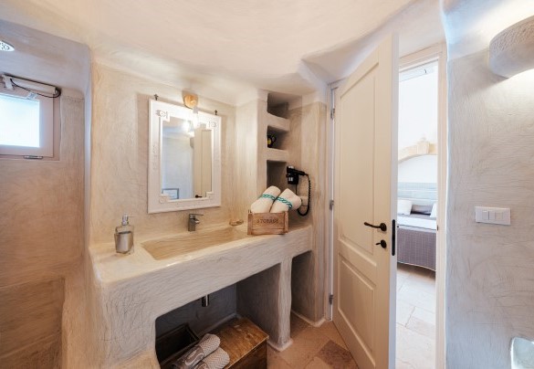 The ensuite bathroom no 2 - White Stone House