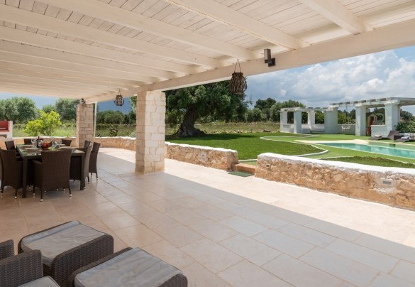 La veranda molto spaziosa con area pranzo e living vista piscina – White Stone House