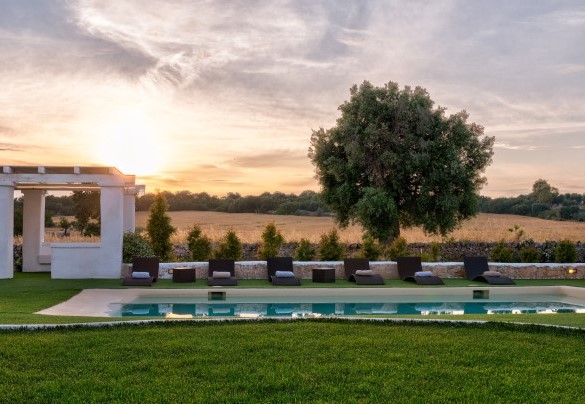 I colori della villa al tramonto – White Stone House