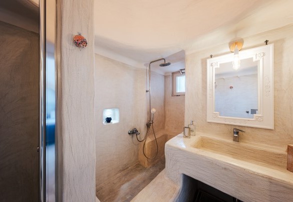 The ensuite bathroom no 2 - White Stone House
