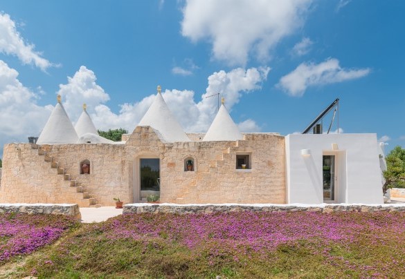 La villa e i suoi coni tipici -White Stone House