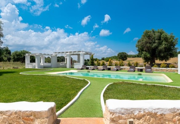 La piscina di forma rettangolare è comodamente raggiungibile dal patio della villa– White Stone House