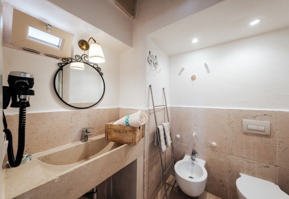 The ensuite bathroom no 1 - White Stone House
