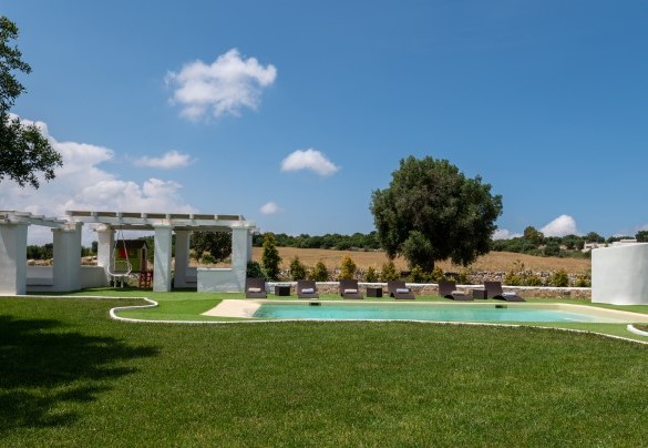 La pool area con i gazebo in pietra – White Stone House