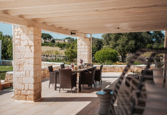 The dining area on the veranda - White Stone House